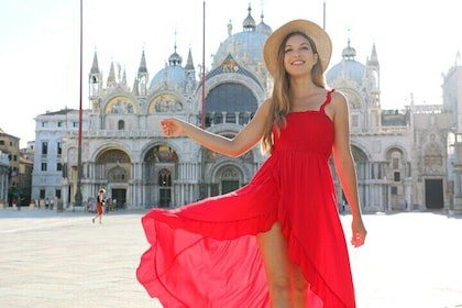 A Romantic Photoshoot in the Heart of Venice