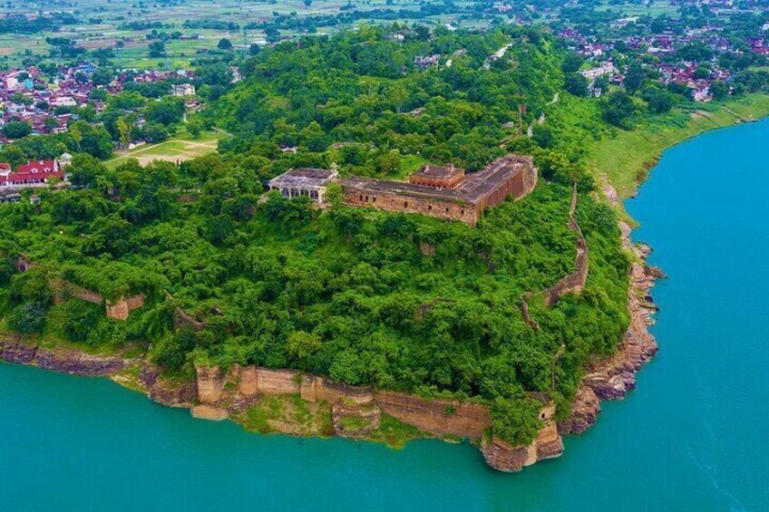Chunar Fort. Chunar is
a village in Varanasi, famous for agricultural 