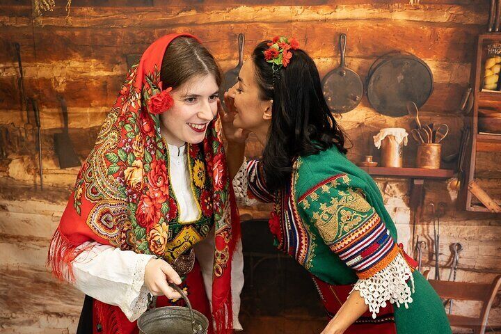 Take a photo with traditional Bulgarian costumes