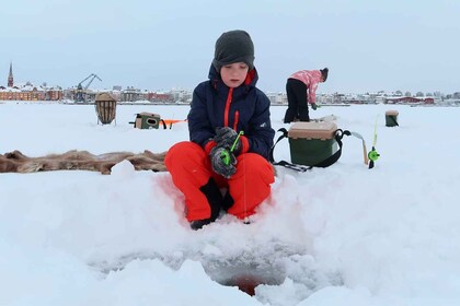 Lulea: Ice Fishing Tour in the heart of the city with Guide