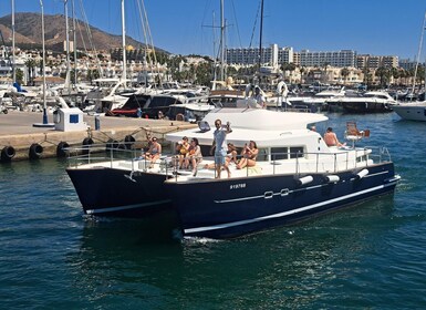 Benalmádena: Catamaran Cruise with Drinks and Swim Stop