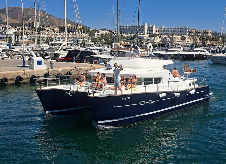 Benalmádena: Catamaran Cruise with Drinks and Swim Stop