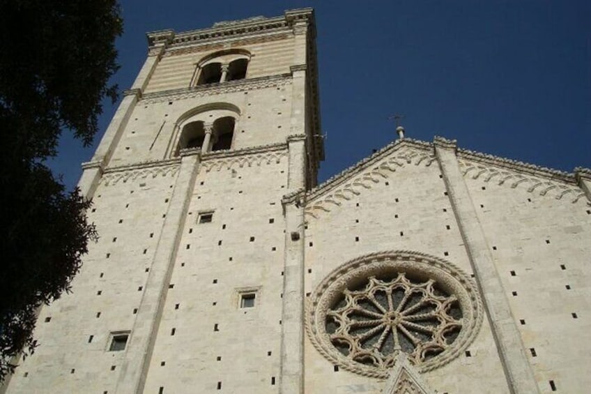 Walking tour through suggestive alleys and incredible stories in Fermo