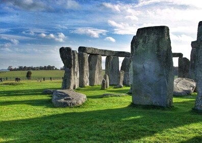 From Cambridge: Guided Day Tour to Bath and Stonehenge