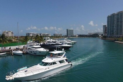 Playa Mujeres: Private Yacht Rental - 4-hour SR55H4