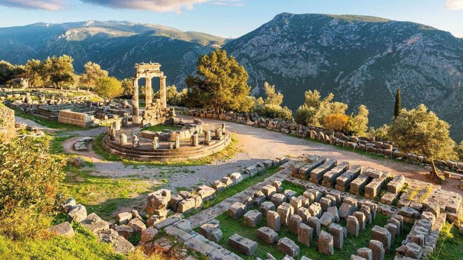 Delphi&Thermopylae private full day tour