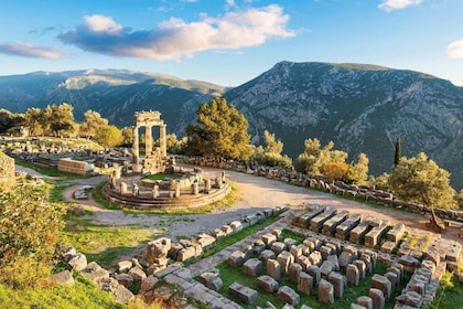 Delphi&Thermopylae private full day tour