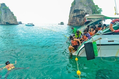 Speedboat to Koh Haa Island Tour From Koh Lanta