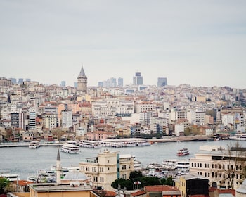 Istanbul Private Airport Transfer with 1-Hour City Highlights Ride