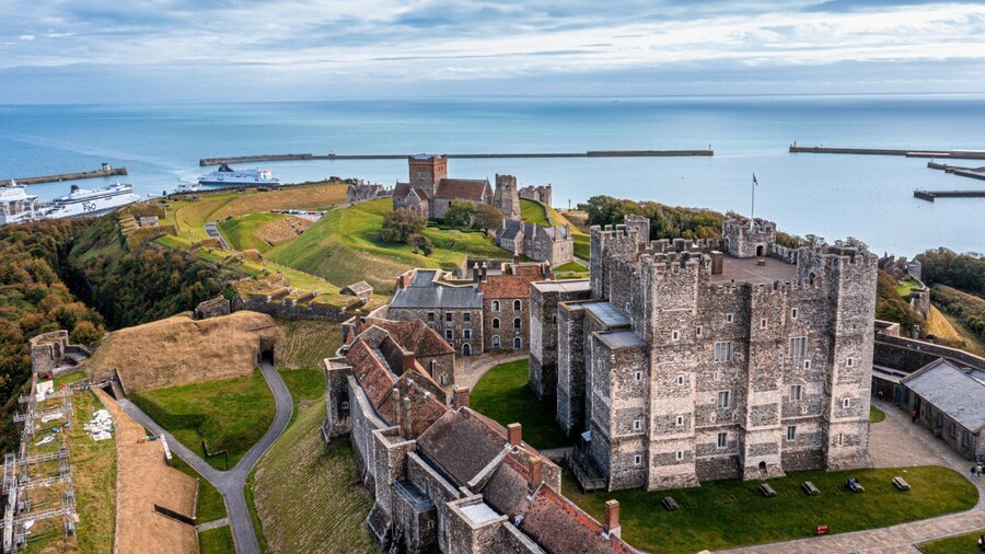 Day Trip from London to Leeds Castle, Canterbury & White Cliffs of Dover