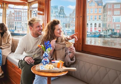Amsterdam: Canal Cruise with Bubbles & Bites