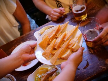 Tour de Tapas, Bebidas y Sabores Locales en Sevilla