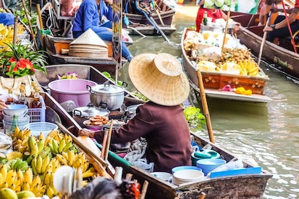 Bangkok: Floating Market, Phra Pathom Pagoda & Cafes Tour