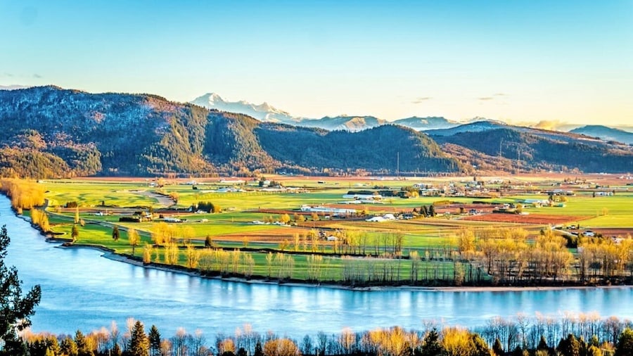 From Vancouver: Fraser Valley, Salmon, and Hot Springs Tour