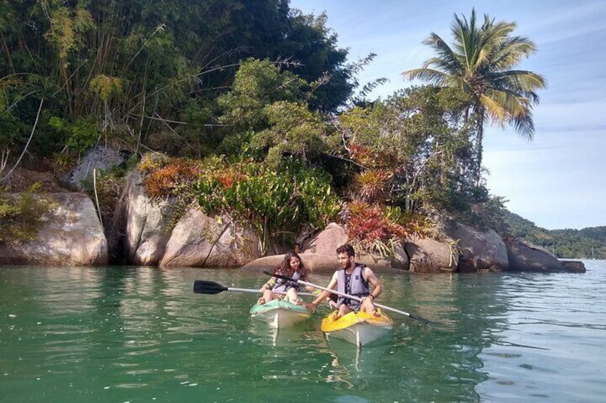 Kayaking experience through the islands of Paraty