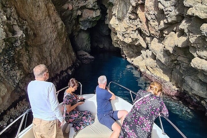 Verken blauwe en groene grotten met speedboot - privétour