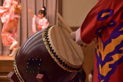 Tokyo: Taiko Drum Experience in Kabukicho with Dinner