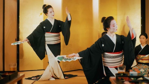 Japanese Traditional Entertainment Experience in Tokyo