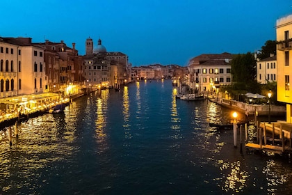 Venetsia: kohokohdat ja piilotetut jalokivet yökävelykierros