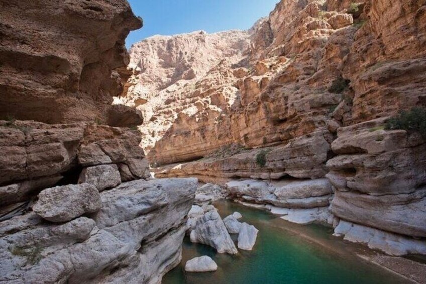 Private Full-Day Wadi Shab and Bimmah Sinkhole Tour