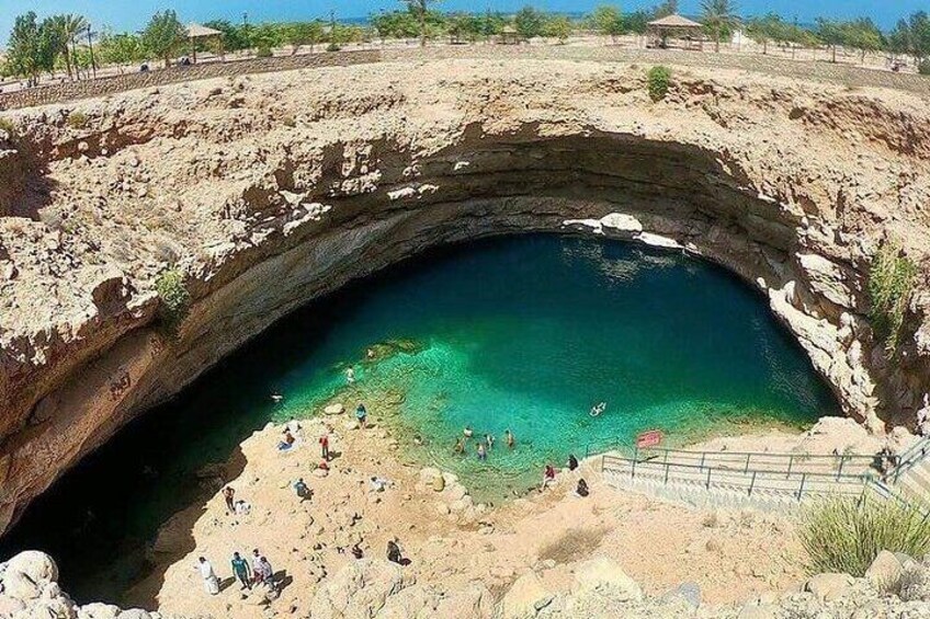 Private Full-Day Wadi Shab and Bimmah Sinkhole Tour