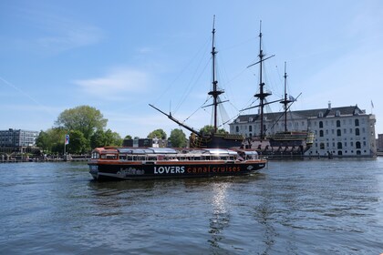 Boottocht door de grachten van Amsterdam per boot met halfopen dak