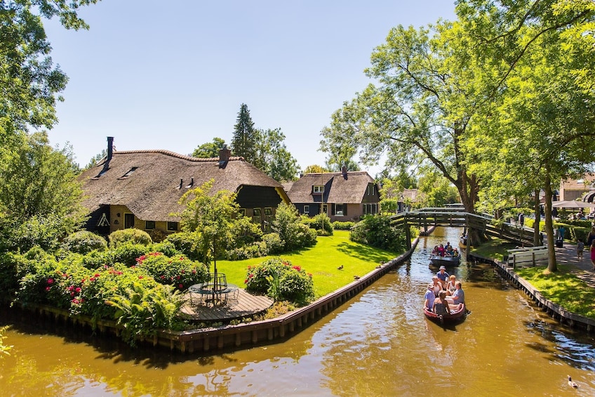 Giethoorn Tour with Enclosing Dike from Amsterdam