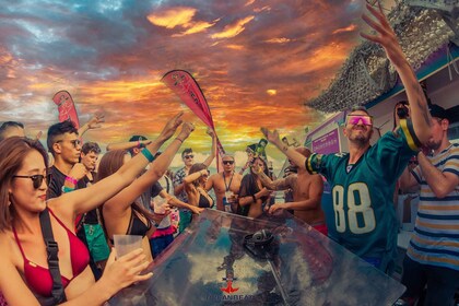 Ibiza-Formentera: Sunset Boat Party with Drinks & Food