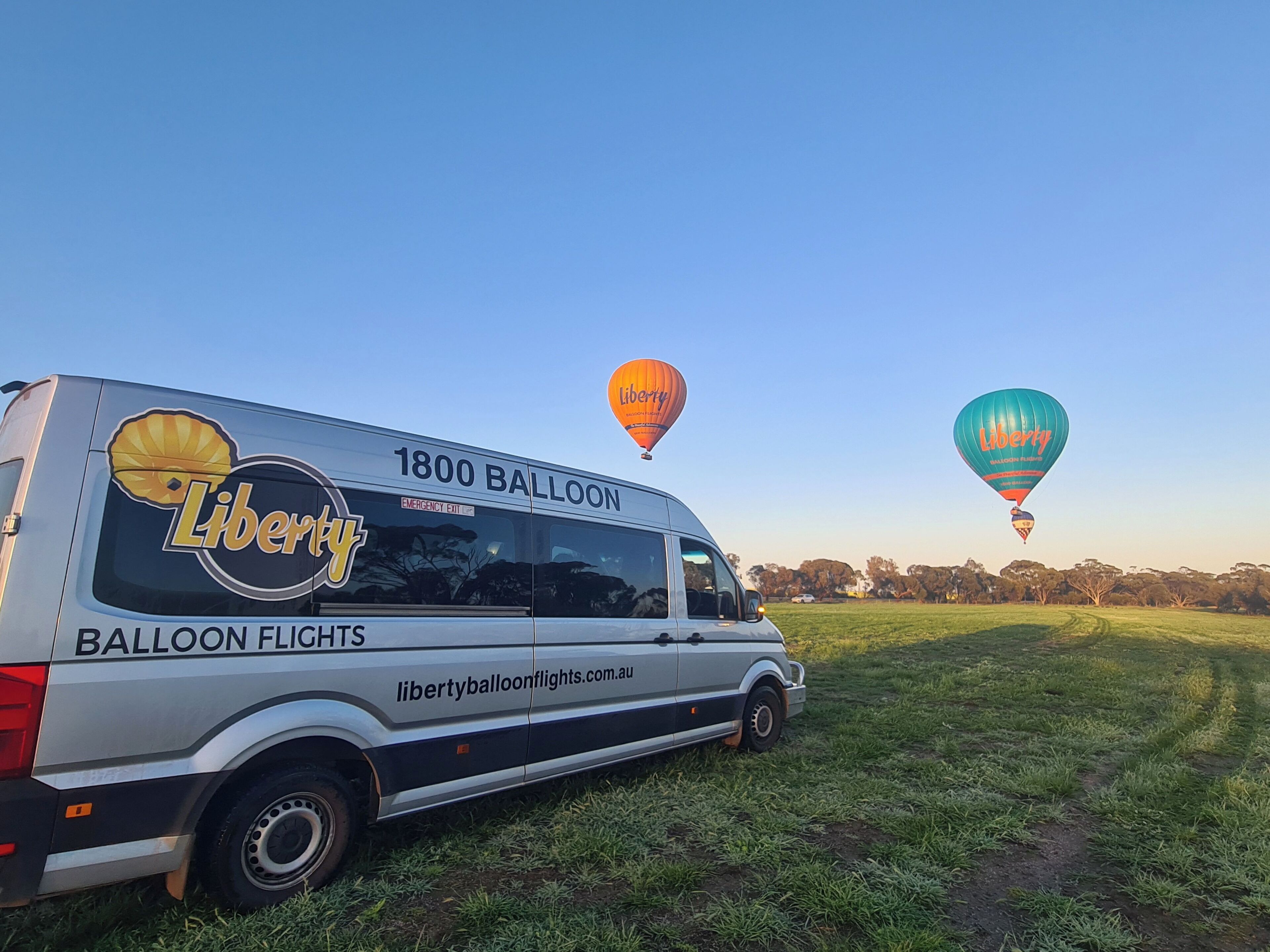 Ballooning in Yarra Valley INCLUDES Melbourne City Transfer and Breakfast