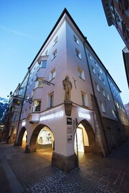 Innsbruck: Swarovski Exclusive Guided Tour with Drink & Gift