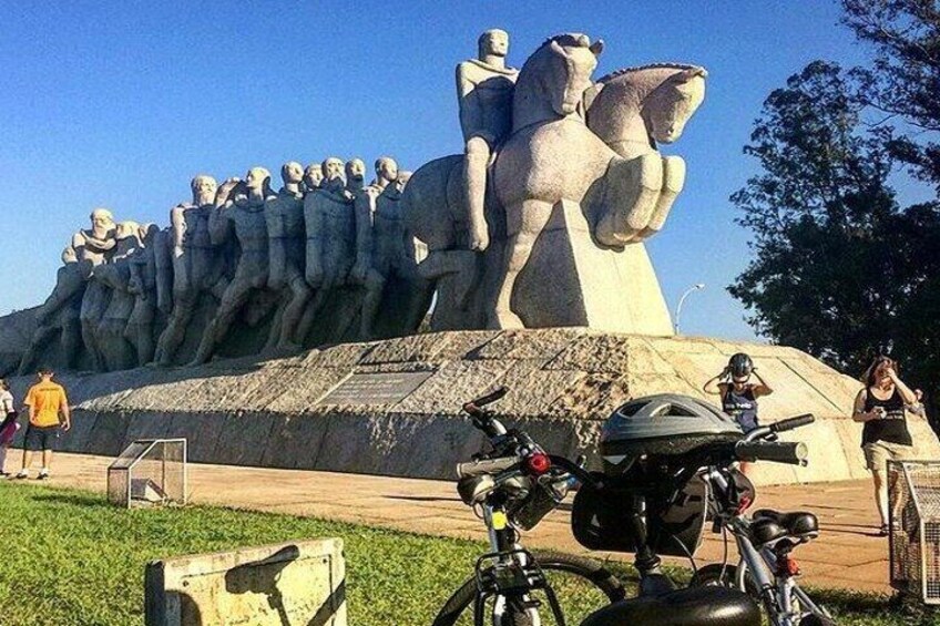 Shared Tour in São Paulo's Coolest Urban Scenes by Bike