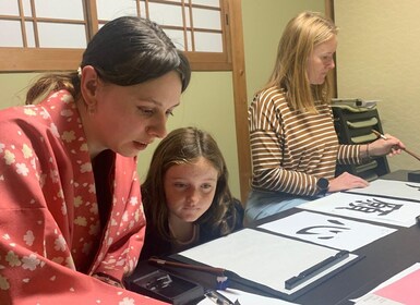 Kyoto Ninenzaka : Japanese Calligraphy Class in Townhouse