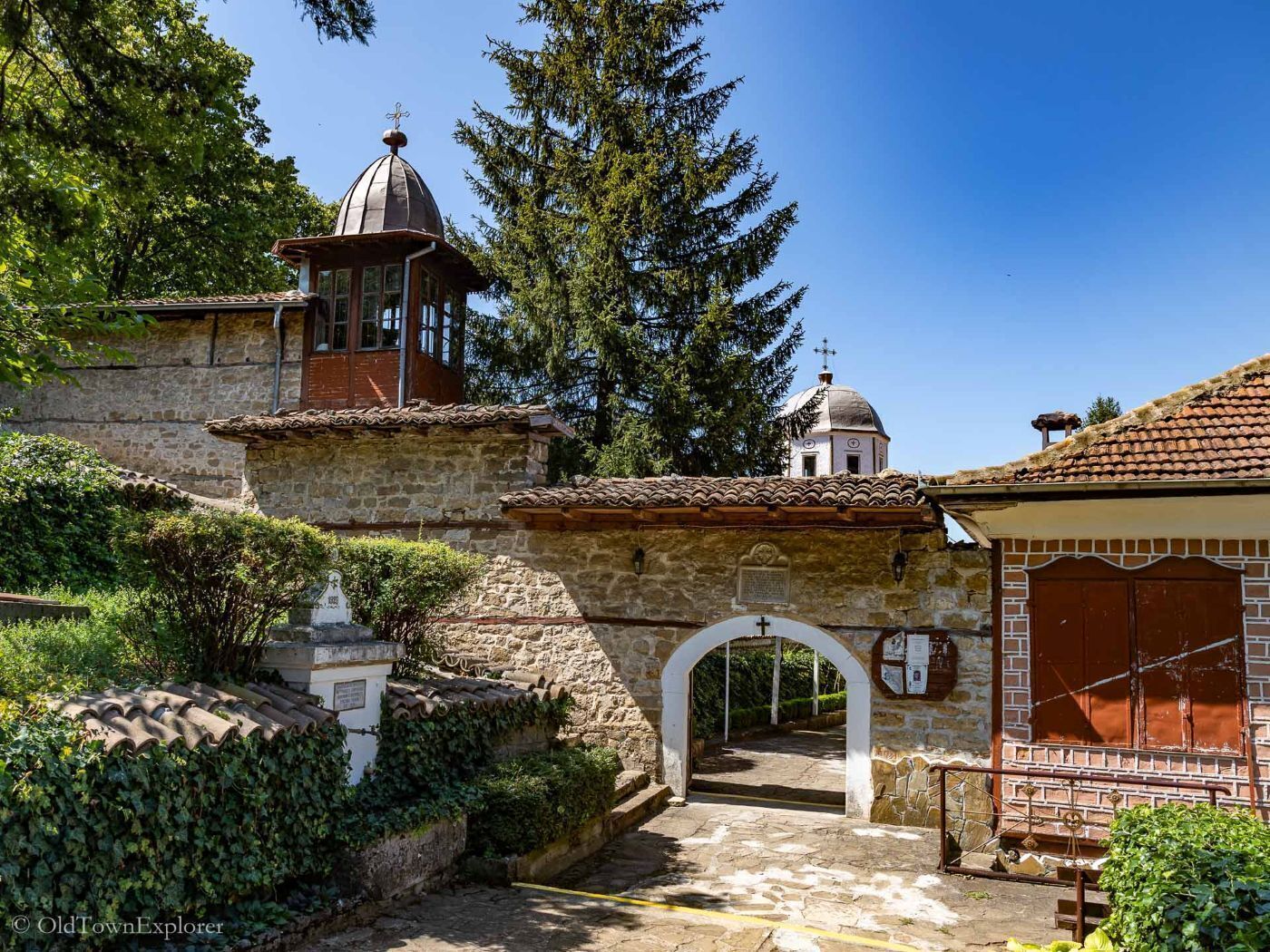 Bucharest to Bulgaria: Veliko Tarnovo, Tsarevets Fortress & Arbanasi