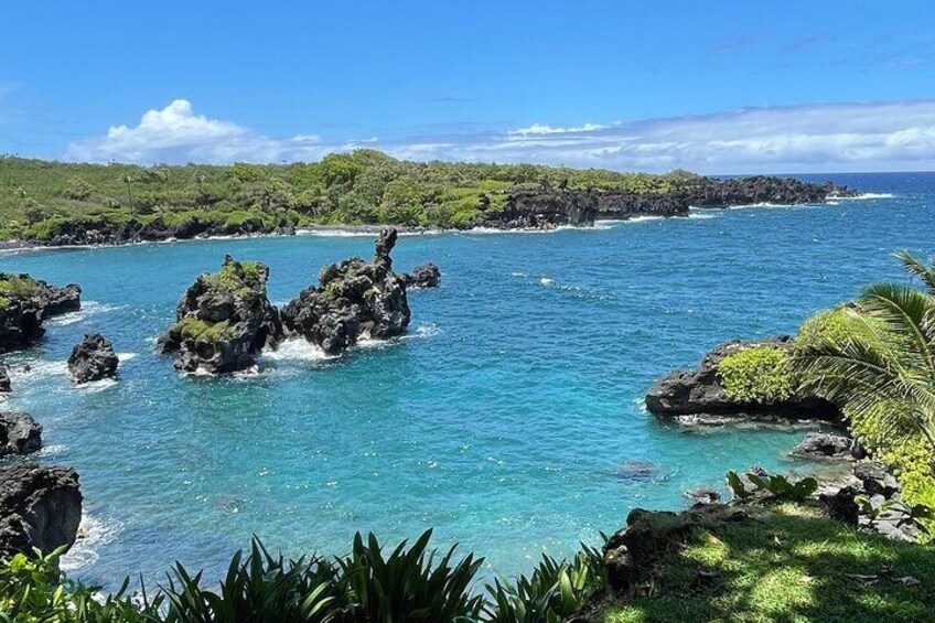 Road to Hana Tours with Hotel pick-up, Black sand beach , waterfalls and more!