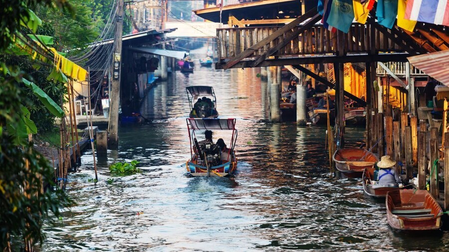 Floating Markets & Railway Market : Damnoen Saduak & Maeklong Ride