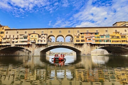Rafting auf dem Fluss Arno in Florenz unter den Bögen von Pontevecchio