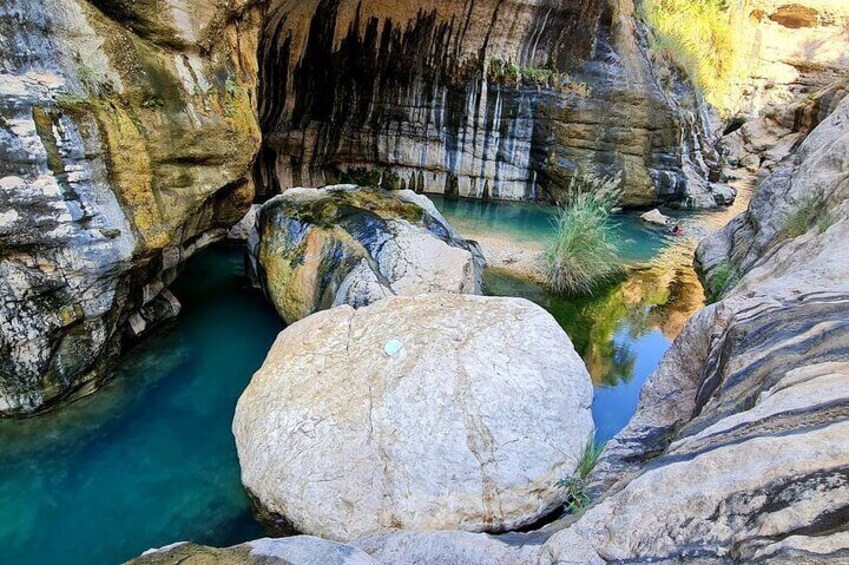 Private Full-Day Wadi Tiwi and Bimmah Sinkhole Tour from Muscat