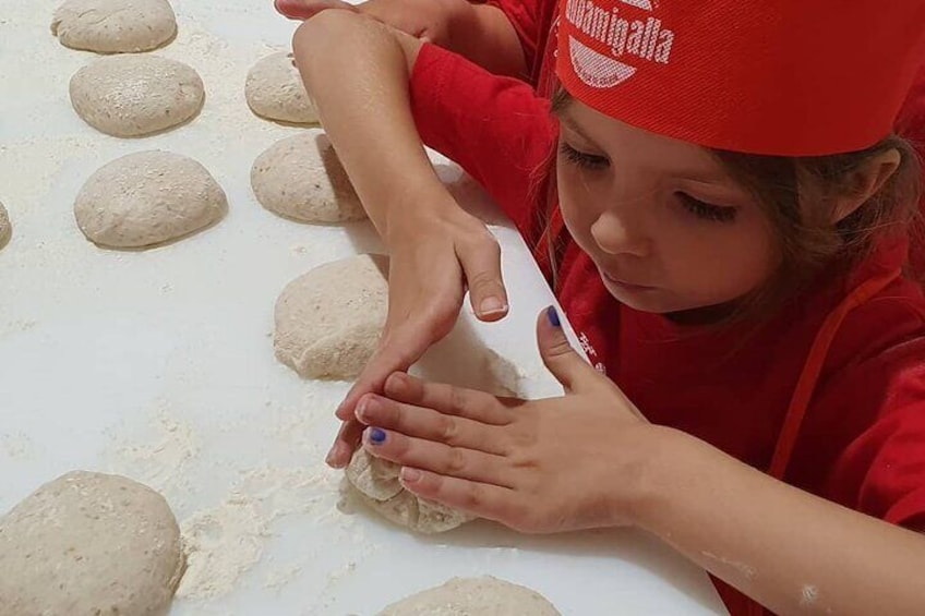 Teaching how to knead a piece, has its art.