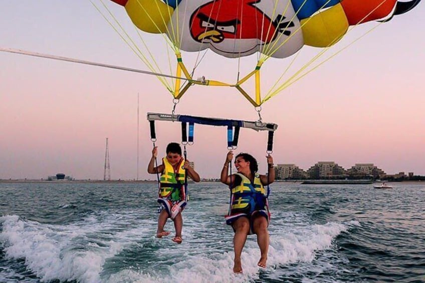 Parasailing in AL Jazirat Al Hamra