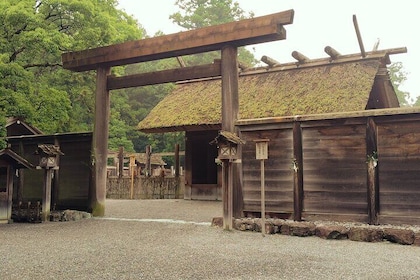 Ise: Guided Geku and Naiku in the Sacred Pilgrimage Order