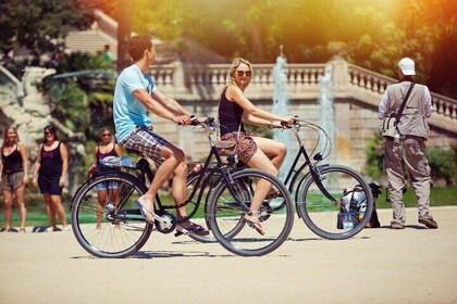 Barcelona Guided Bike Tour with Tapas and Wine