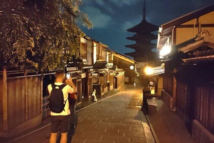 Kyoto: Night Stroll Through the Enchanting Gion District