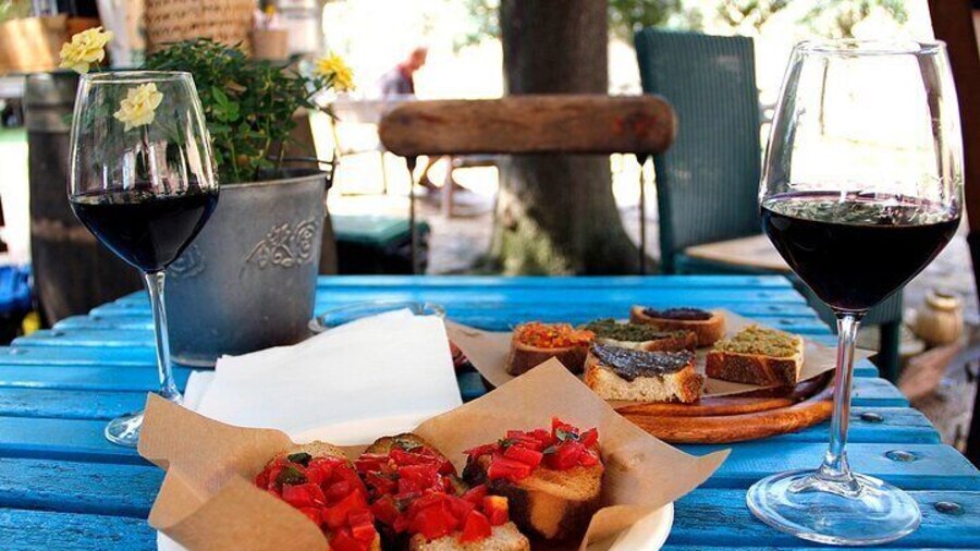 Banyoles : Historical Tour with Tapas DE Tasting