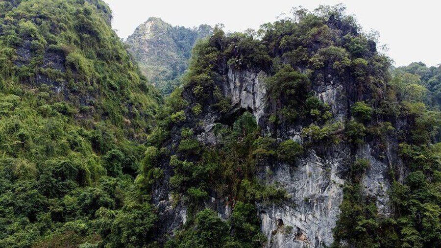 Lan Ty Expedition Abseiling the Eye of God Mountain Snail Cave