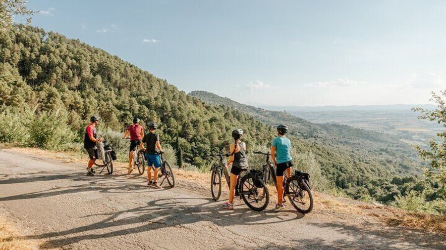 Cortona - Sunset eBike Ride Around the Village + Pizza Tasting