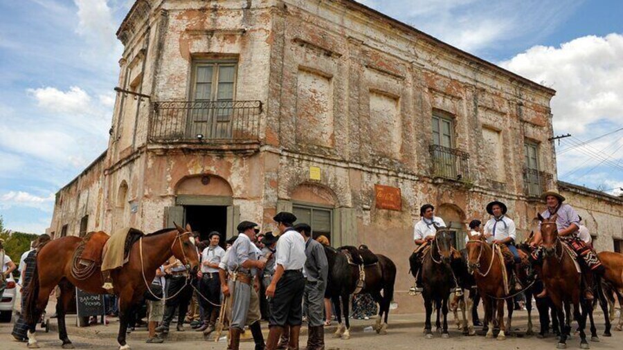 Gauchos in front of the Boliche de Bessonart