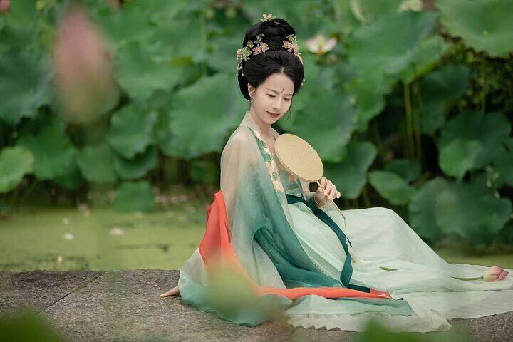 Hanfu photoshoot beside the lotus pond.