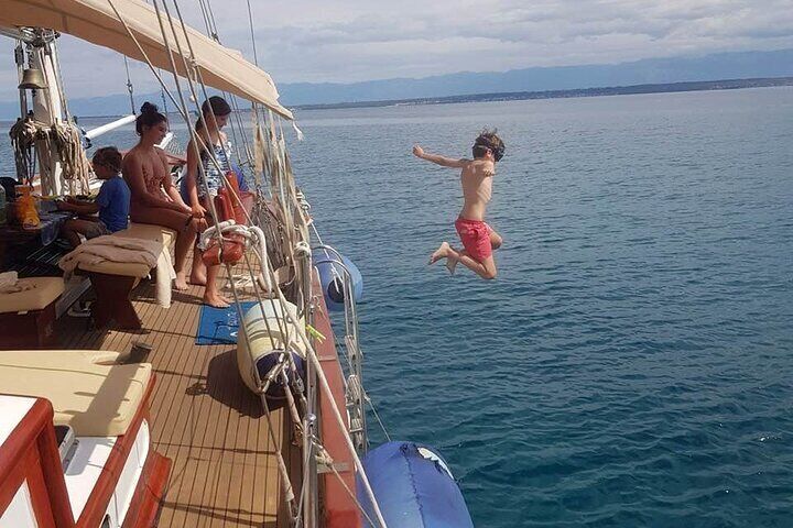 Zadar: Shared Authentic Wooden Boat tour with unlimited champagne