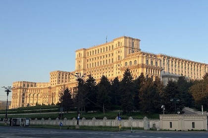Bucharest Parliament and Fountains Running Tour