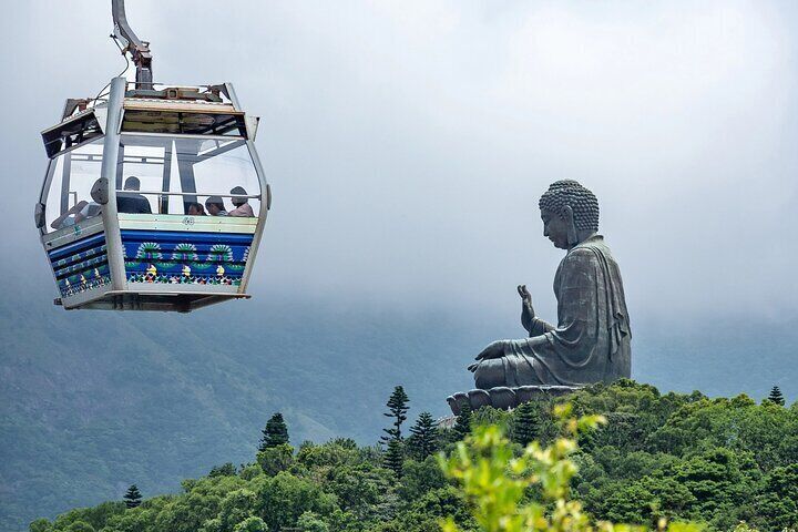 Step into the Crystal+ cabin and glide above Lantau Island with stunning floor-to-ceiling panoramic views